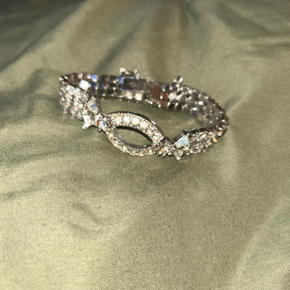 Elegant Silver Bracelet with Crystal Accents